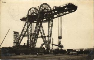 1916 Pola, Pula; Schwimmkrahn / Óriás úszódaru a hajógyárban / WWI Austro-Hungarian Navy, K.u.K. Kriegsmarine, giant floating crane at the shipyard. Fot. Alois Beer. Verlag F. W. Schrinner + "K.u.K. Kriegsmarine SM SCHIFF CHAMÄLEON" (EK)