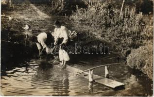 Mosónők a patakban / Washing women in the creek, folklore. photo