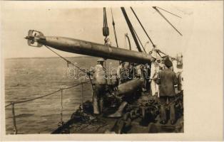 SMS Prinz Eugen az Osztrák-Magyar Haditengerészet Tegetthoff-osztályú csatahajója / SMS Prinz Eugen, Torpedodeck. K.u.K. Kriegsmarine / WWI Austro-Hungarian Navy SMS Prinz Eugen dreadnought battleship, mariners. Pola, 1916. Fot. Jahn