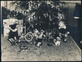 1928 Kisfiú karácsonyra kapott játékok tömkelegével, fotó, hátoldalon feliratozva, 18×24 cm