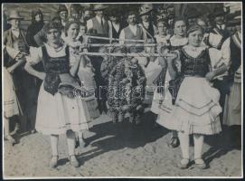 cca 1930 Szüreti ünnepség Magyarországon, Németországban publikált eredeti sajtófotó, hátoldalon pecséttel és felirattal, felületén törésnyomok, 17×23 cm