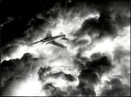 Engi László: Fellegek között (MiG vadászrepülőgép), nagyméretű amatőr művészfotó, jelzés nélkül, 40x30 cm