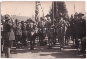 Brassó, Kronstadt, Brasov; Ausztrál cserkészek / Australian scouts. Foto Angelo, photo (ragasztónyom / gluemark)