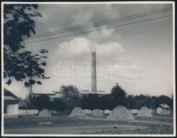 1941 A selypi cementgyár, kép a cukorgyár oldaláról nézve, hátoldalon feliratozott fotó Sztanek Ede pásztói fotós pecsétjével, szép állapotban, 126×20 cm