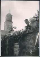 1940 A nagyszalontai (Erdély) országzászló avatási ünnepség, beszédet mond Kiss Ferenc professzor, hátoldalon feliratozott fotó, szép állapotban, 17×12 cm