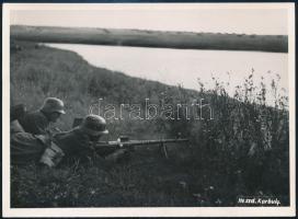 1941 Magyar katonák golyószóróval tüzelésre készen a Dnyeper folyónál, Korbuly Domokos (1914-1988) 1. haditudósító század hadnagyának eredeti fotója, hátoldalon felirattal, szép állapotban, 13×18 cm