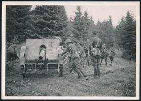 1941 Előre az új tüzelőállásba orosz földön, hátoldalon feliratozott eredeti fotó, szép állapotban, 13×18 cm