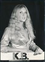 1978 Karda Beáta énekesnő, Lippay Ágnes hátoldalon pecséttel jelzett eredeti fotója, 17×13 cm