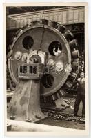 cca 1920-1940 Resica (Resicabánya, Erdély), felvételek a gyár üzemeiről, árucikkeiről (bányász csill...