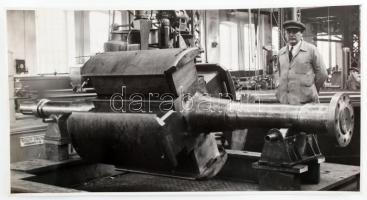 cca 1920-1940 Resica (Resicabánya, Erdély), felvételek a gyár üzemeiről, árucikkeiről (bányász csill...