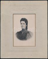 cca 1895 Wittelsbach Erzsébet, Sisi (1837-1898) osztrák császárné, magyar királyné fotója, Carl Pietzner műterméből, eredeti paszpartuban, paszpartun kisebb sérülések, 13,5×9 cm