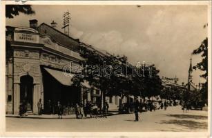 1939 Losonc, Lucenec; Fő utca, Szüsz kávéház, automobilok. Fenyves Andor kiadása / main street, café, automobiles + "Nemzeti KIE Konferencia 1939. Aug. 12-15. Losonc" So. Stpl. (b)