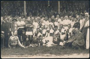 1922 Eredeti fotó az FTC-MTK 2:2-es focimeccs játékosairól, hátoldalt 14 aláírással az MTK játékosai közül, közte Kropacsek, Opata, Kocsis, Mande, Braun, Kléber, 9×13,5 cm