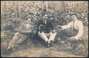 cca 1915 Hegyaljai szőlőben iszogató társaság, hátoldalon feliratozott fotó, 8,5×13,5 cm