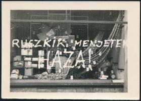 1956 Ruszkik menjetek haza! felirat egy ruhabolt kirakatán, eredeti fotó, 9,5×12,5 cm