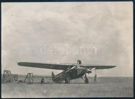 1931 Repülő indítása Mátyásföldről Bécs felé, hátoldalon feliratozott fotó, jó állapotban, 6,5×9 cm