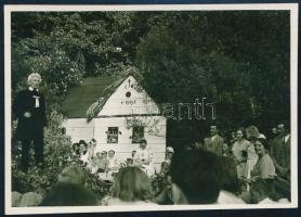 1936 Glatz Oszkár (1872-1958) posztimpresszionista festőművész beszédet mond Bujákon egy ünnepségen, hátoldalon feliratozott fotó, szép állapotban, 6×8,5 cm