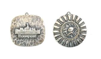2 db fém medál, d: 3,5 cm, 4×4 cm