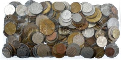 ~1kg vegyes, többségében külföldi fémpénz tétel, közte Görögország, Franciaország, Lengyelország, Törökország stb. T:2-3 ~1kg mixed, mostly foreign coin lot with coins from Greece, France, Poland, Turkey etc. C:XF-F