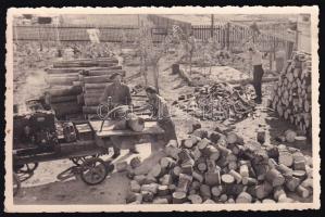 1947 Neumarkt (Marosvásárhely / Târgu Mures), Felkészülés a fűtési szezonra, fotólap, a hátoldalon feliratozva, 13,5x9 cm