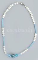 Kék-fehér bizsu nyaklánc, részben tenyésztett gyöngyből, h: 42 cm