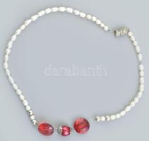 Fehér-piros bizsu nyaklánc, részben tenyésztett gyöngyből, h: 40 cm