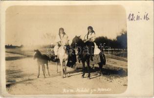 1916 Rumanische Kädel zu Pferde / Román lányok lovon / Romanian folklore, girl on horses. photo
