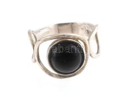 Ezüst(Ag) gyűrű ónixszal, jelzett, méret: 60, bruttó: 3,7 g