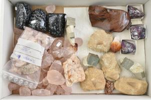 Nagyméretű ásvány gyűjtemény, pirit, hópehely obszidián, rózsakvarc, Purpurit?, kvarcok, mahagóni obszidián, 5 db fosszília, d: 3-13 cm