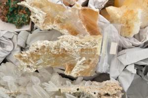 Nagyméretű ásvány gyűjtemény, Szelenit, hegyikristály, malachit kristály, ametiszt, heliotróp?, stb....