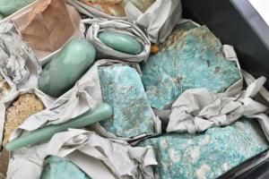 Nagyméretű ásvány gyűjtemény, Szelenit, hegyikristály, malachit kristály, ametiszt, heliotróp?, stb....