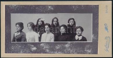 cca 1900 Fiatal hölgyek csoportképe, keményhátú fotó Goldstein Márk bajai műterméből, 8,5×16,5 cm