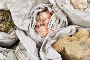 Nagyméretű ásvány gyűjtemény, füstkvarc, dolomit, amazonit, gipsz, hegyikristály, coelestin, kalcit,...