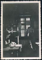 1941 Félixfürdő, Erdély, Bihar megye, postahivatal belülről, hátoldalon feliratozott fotó, 8,5×6 cm