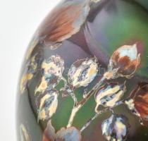 Zsolnay dísz váza. Többtüzű mázakkal. Palástján virág díszítménnyel. Jelzett. Zsolnay Pécs, 1920 kör...