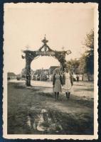 1940 Csíkkozmás, Erdély, bevonulási kapu magyar címerrel és horogkeresztes zászlóval, fotó, 8,5x6 cm
