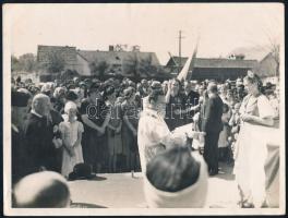 cca 1941 Értarcsa, Erdély, Bihar megye, zászlószentelési ünnepség, hátoldalon feliratozott fotó, 18×24 cm