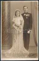 1943 Kispest, katonatiszt esküvői fotója, Vitézi jelvénnyel, kitüntetésekkel (közte Nagy Ezüst Vitézségi Érem, Tűzkereszt I. fokozata); fotólap Csathó műterméből, hátoldalán feliratozva, 13,5x8,5 cm