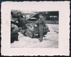 cca 1940 Magyar katona sérült Ford teherautó mellett az olasz fronton, II. világháborús fotó, 8x6 cm