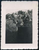 cca 1943 Magyar katonák lövészárokban, géppuskával, rohamsisakban (IV. szakasz, hősi halált halt Zabrecska Pál hon., Berkes szkv., Wahl Vilmos honv.), fotó, a hátoldalon feliratozva, 7,5x6 cm
