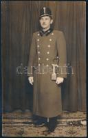 cca 1940 Horthy-korszak, katona téli köpenyben, babmérő tiszti sapkában, szablyával; fotólap (Hável fotószalon Budapest), 13,5x8,5 cm