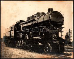 cca 1930-1940 424-es számú gőzmozdony, Fialovits Béla nagyméretű jelzetlen fotója, foltos, 23,5×30 cm / Steam locomotive, vintage photo