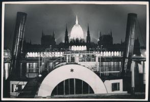 1941 Budapest, Szent István hét, kivilágított Parlament, Szendrő István pecséttel jelzett fotója, 12×18 cm