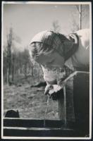 cca 1930-1940 Lány a kútnál, Szendrő István fotóművész jelzett fotója, felületén törésnyomok, 18×12 cm