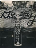 cca 1940-1950 Bordy Bella (1909-1978) táncosnő, színésznő, nagyméretű fotó, a hátoldalon feliratozva, 27,5x20,5 cm
