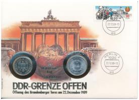 NSZK 1989J 1M Cu-Ni + NDK 1982. 1M Al érmés borítékon NDK bélyeggel, bélyegzéssel, német nyelvű leírássalT:1 GFR 1989J. 1 Mark Cu-Ni + GDR 1982. 1 Mark Al in coin letter with GDR stamp with description in German C:UNC