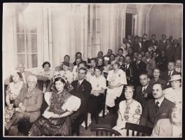 cca 1930-1940 Csoportképek rendezvényekről, előkelő társaságokról, 4 db nagyméretű fotó, közte három...