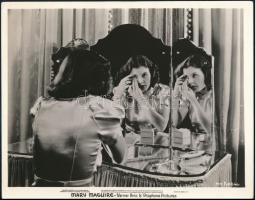 cca 1930-1940 3 db Hollywoodi színésznőket ábrázoló fotó (Warner Bros., Fox Film Corp.), az egyik saroktöréssel, 25x20 cm körül