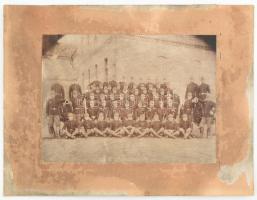 cca 1900-1910 Katonai csoportkép, fotó kartonon, kopott, foltos, sérült, 17x23 cm