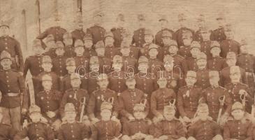 cca 1900-1910 Katonai csoportkép, fotó kartonon, kopott, foltos, sérült, 17x23 cm